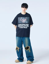 画像をギャラリービューアに読み込む, 【PRE-ORDER】stranger things x little sunny bite photo big tee / BLACK