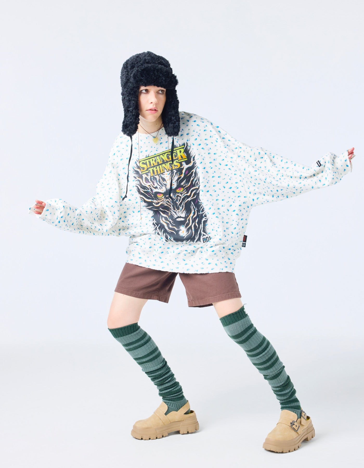 【PRE-ORDER】stranger things x little sunny bite floral sweat top / WHITE