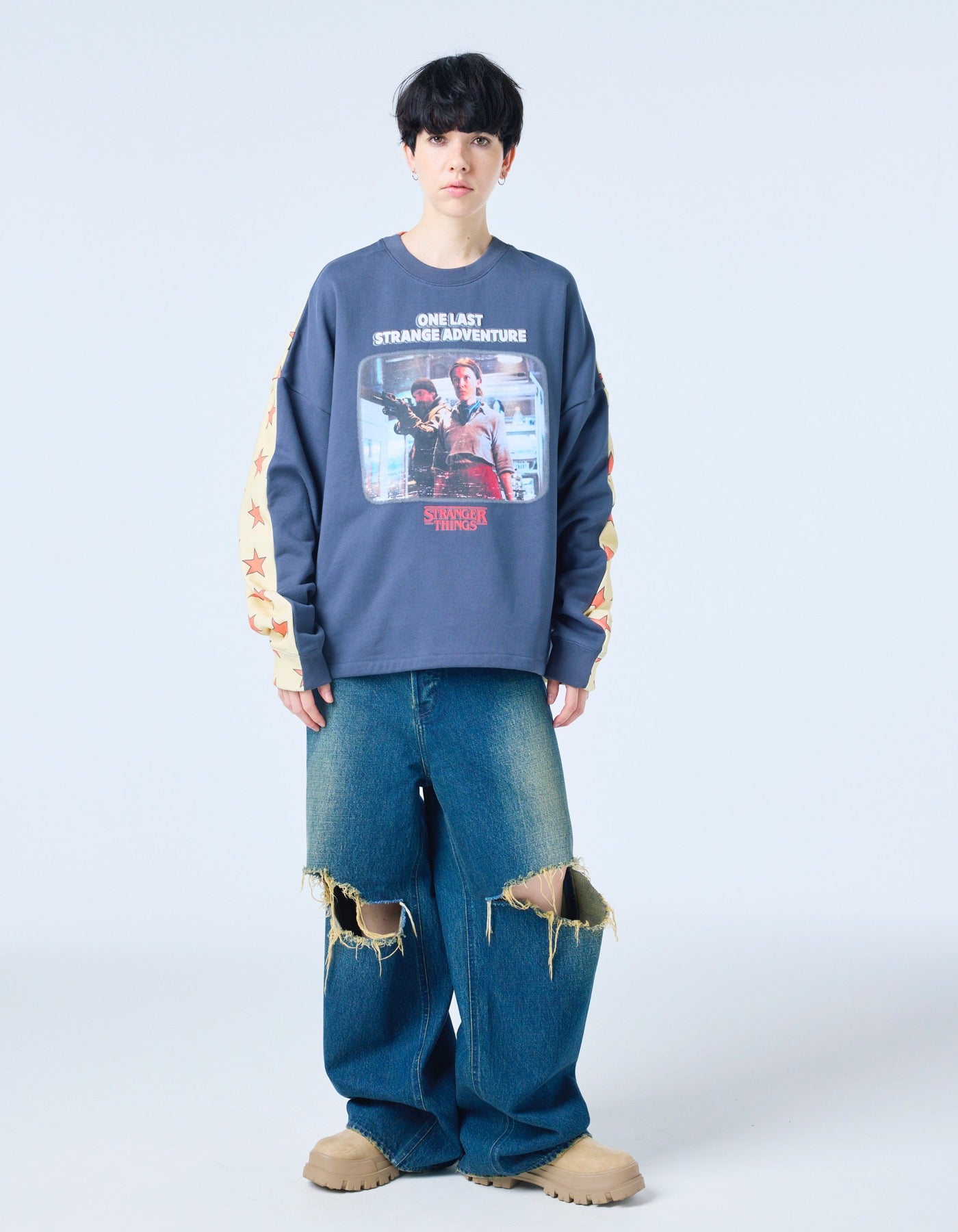 【PRE-ORDER】stranger things x little sunny bite graphic sweat top / NAVY