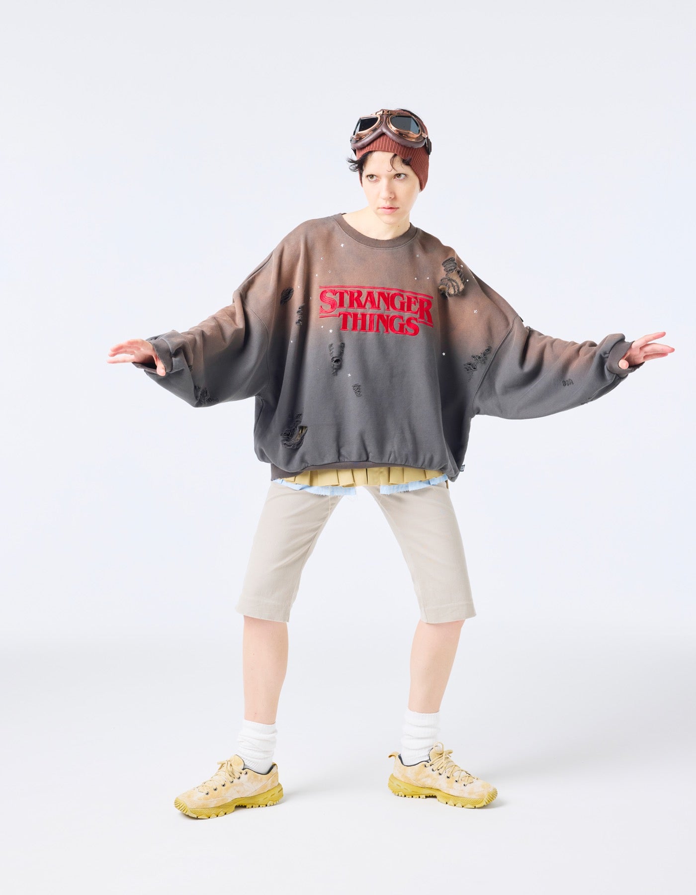 【PRE-ORDER】stranger things x little sunny bite logo sweat top / BLACK