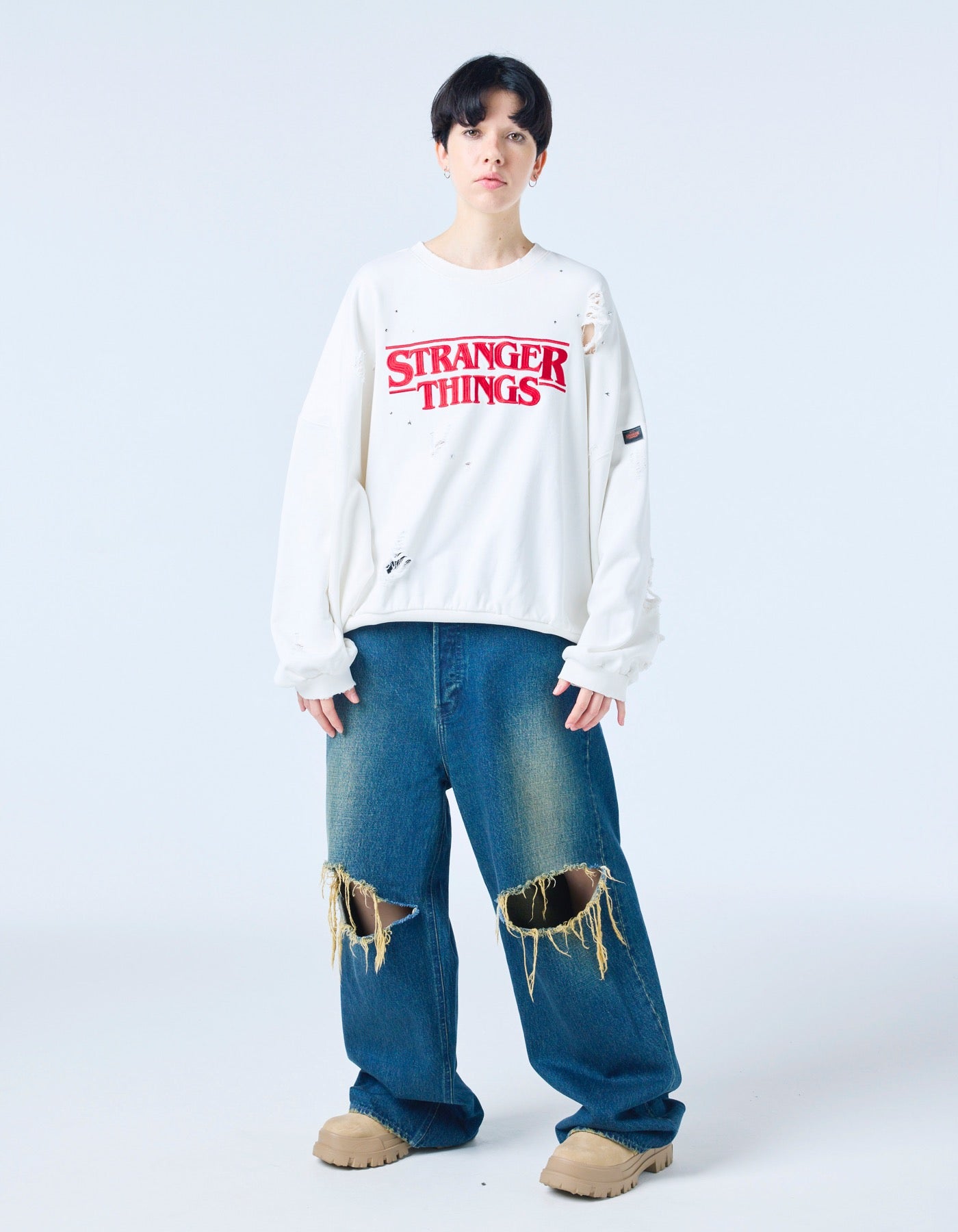 【PRE-ORDER】stranger things x little sunny bite logo sweat top / WHITE