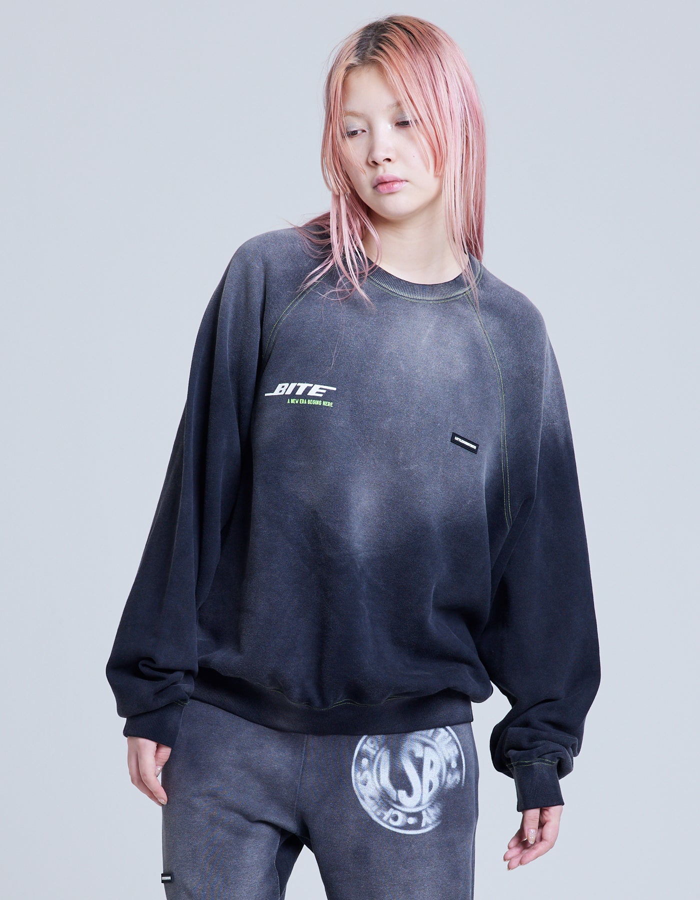 gradation logo sweat top / BLACK