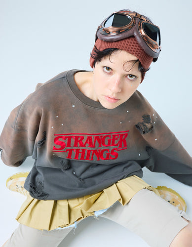 【PRE-ORDER】stranger things x little sunny bite logo sweat top / BLACK