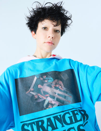 【PRE-ORDER】stranger things x little sunny bite photo big tee / BLUE