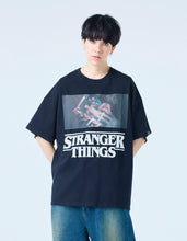 画像をギャラリービューアに読み込む, 【PRE-ORDER】stranger things x little sunny bite photo big tee / BLACK
