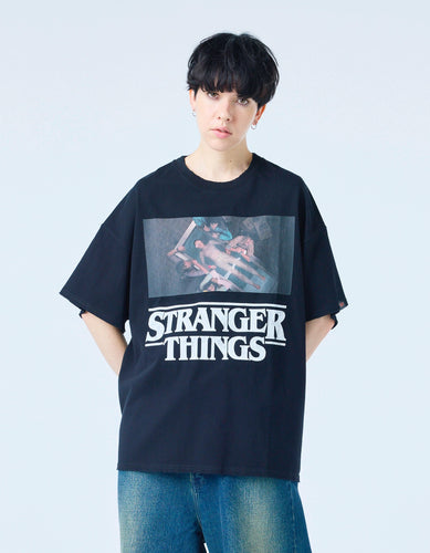 【PRE-ORDER】stranger things x little sunny bite photo big tee / BLACK