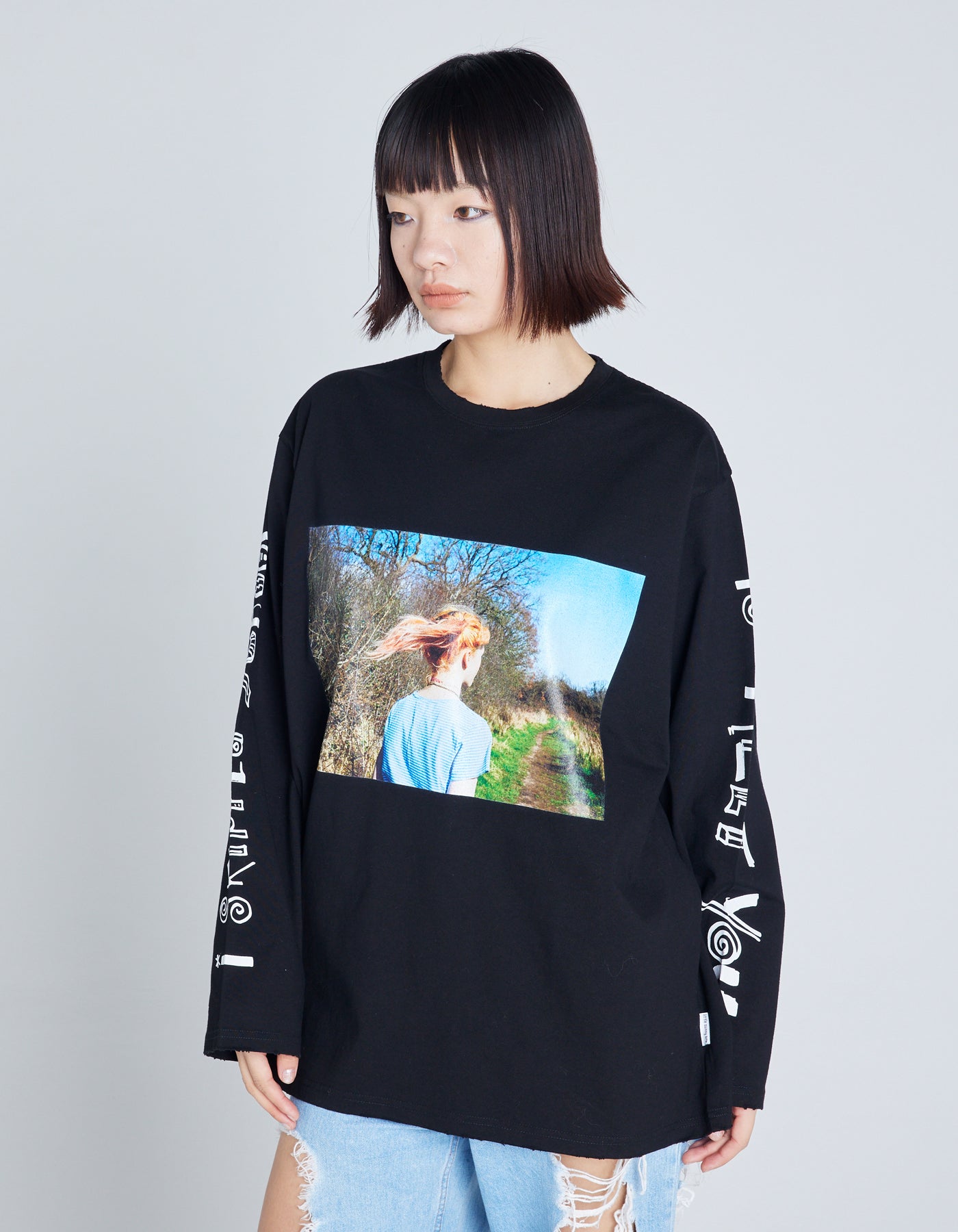 Valerie Phillips x little sunny bite photo long tee / BLACK