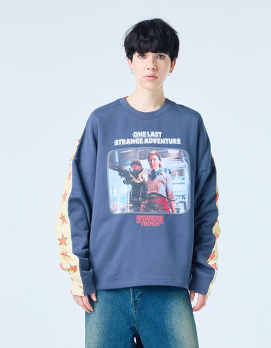 【PRE-ORDER】stranger things x little sunny bite graphic sweat top / NAVY