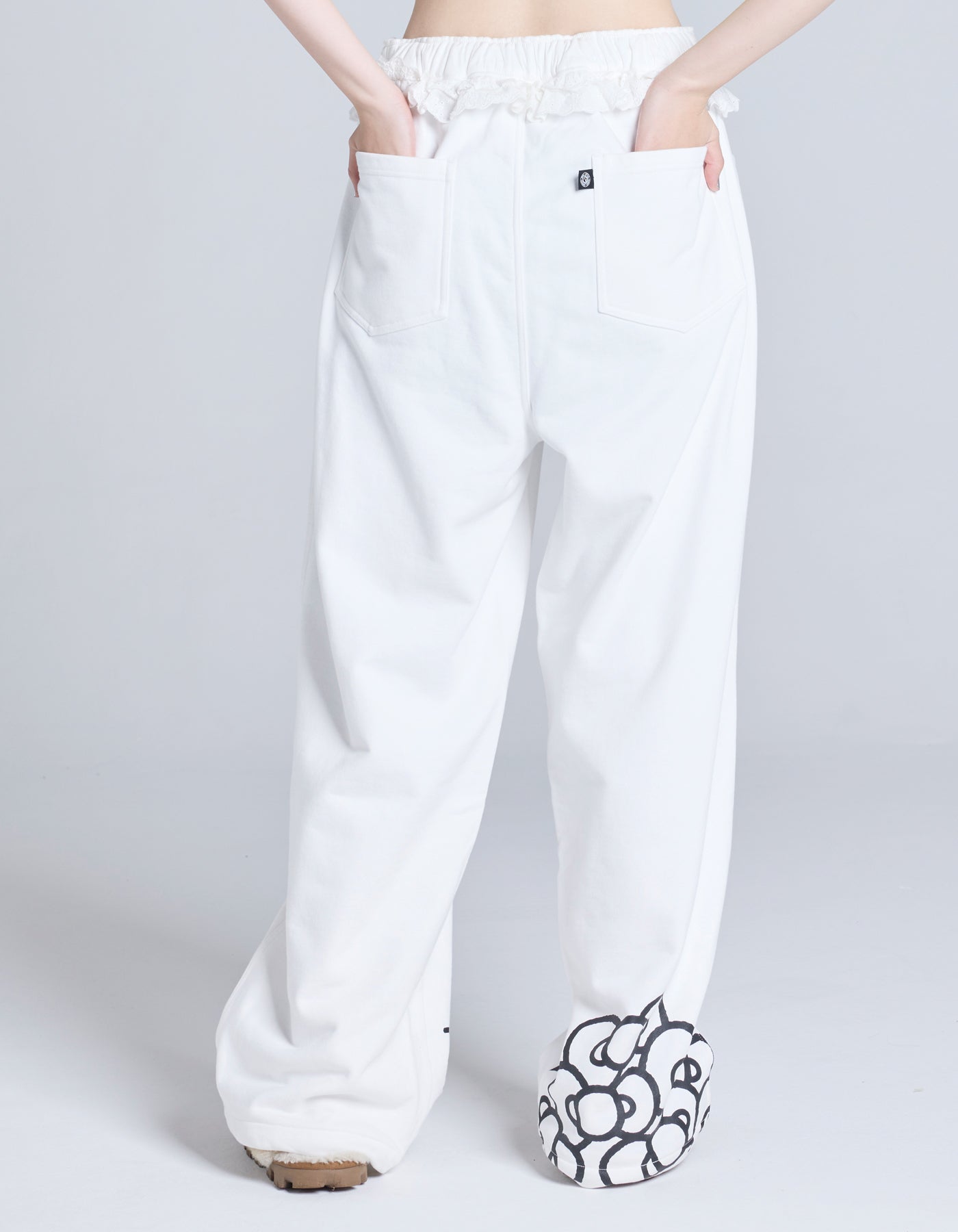 hello kitty x little sunny bite sweat pants / WHITE
