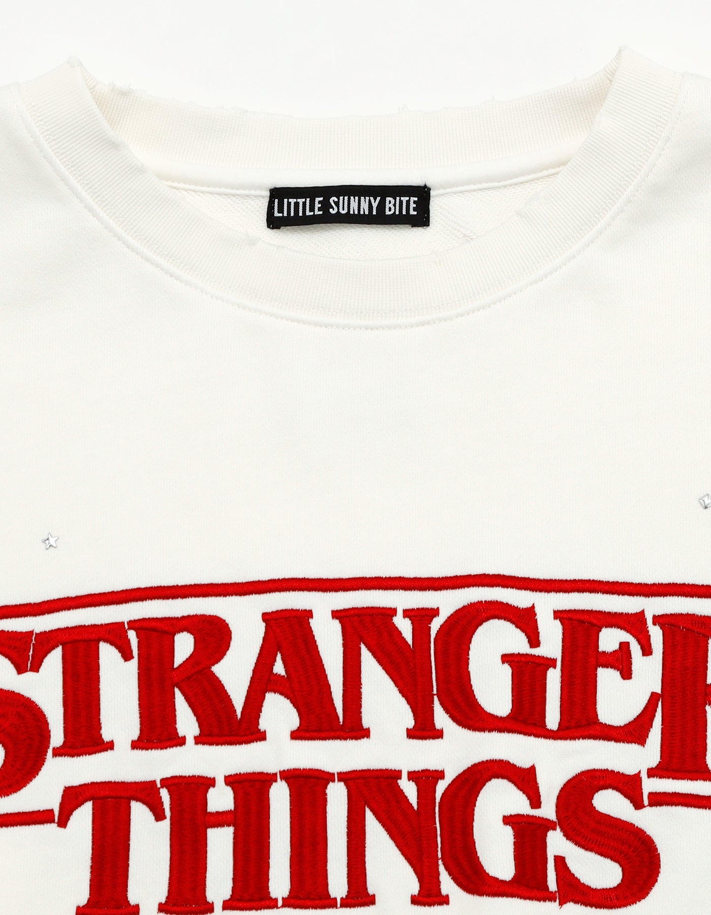 【PRE-ORDER】stranger things x little sunny bite logo sweat top / WHITE