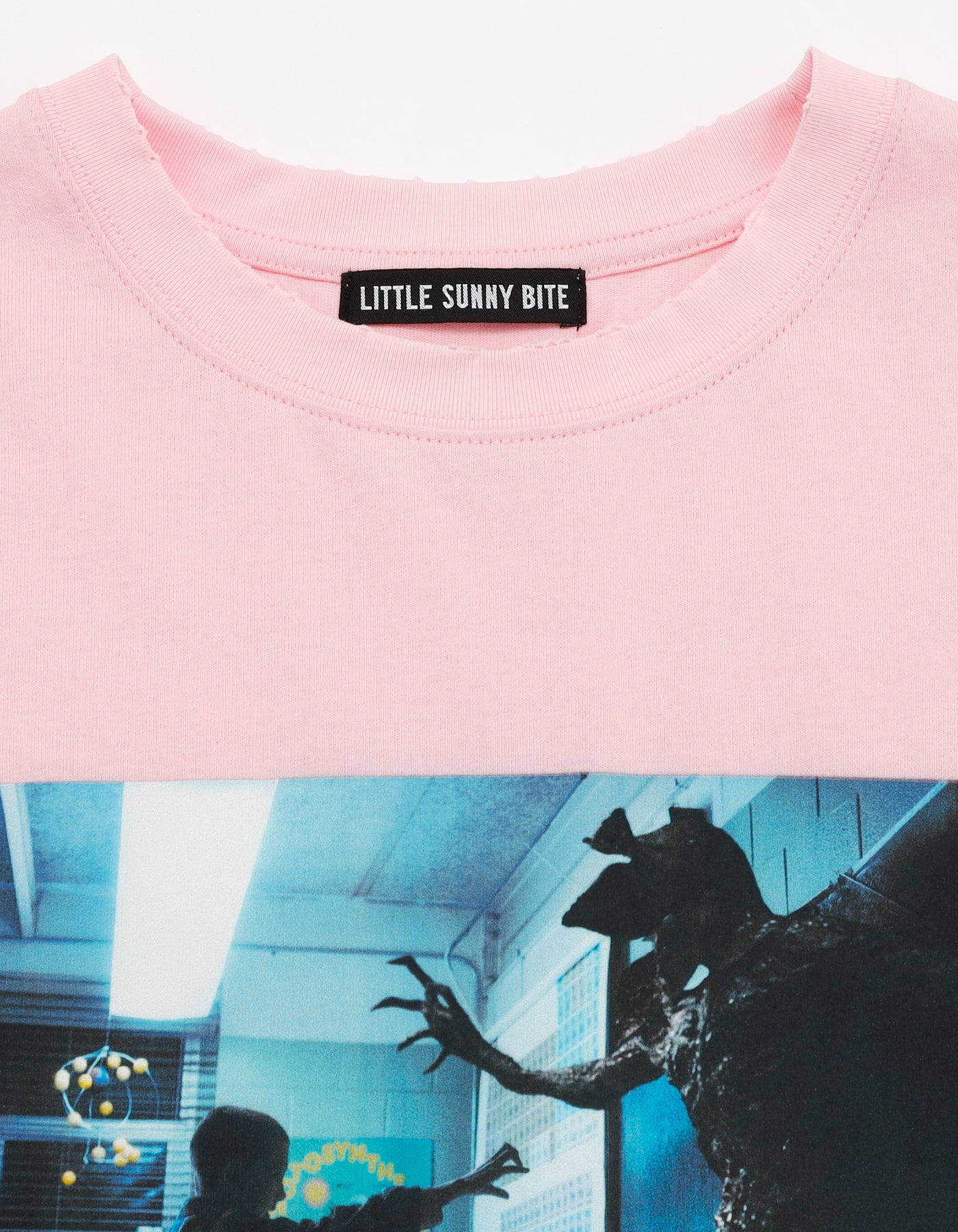 【PRE-ORDER】stranger things x little sunny bite demogorgon tee / PINK