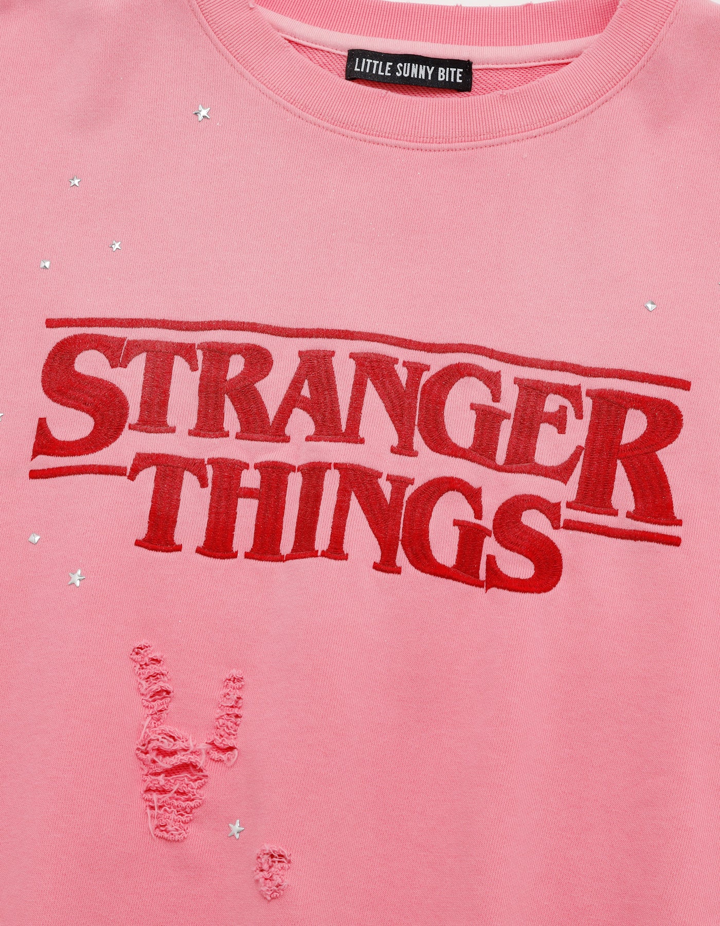 【PRE-ORDER】stranger things x little sunny bite logo sweat top / PINK