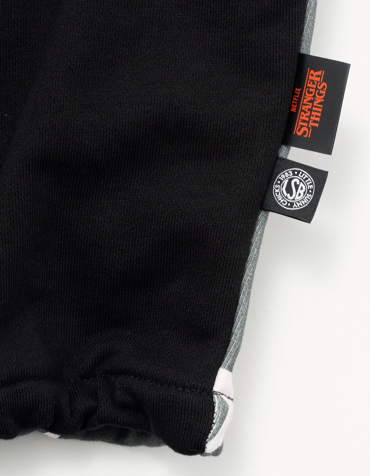 【PRE-ORDER】stranger things x little sunny bite graphic sweat top / BLACK