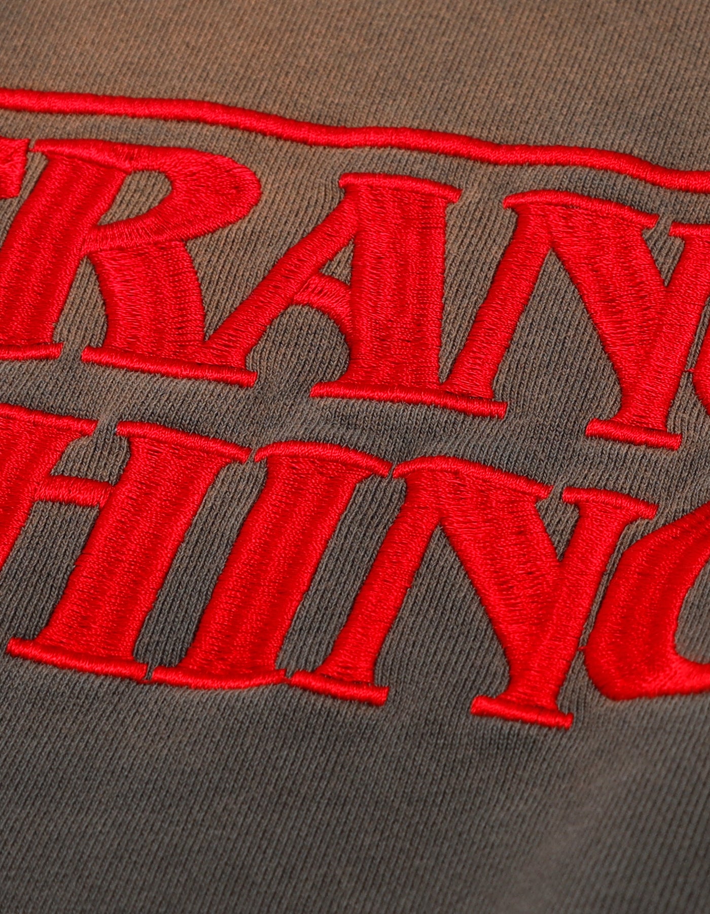 【PRE-ORDER】stranger things x little sunny bite logo sweat top / BLACK