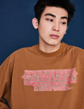 画像をギャラリービューアに読み込む, STRANGER THINGS × little sunny bite Logo long tee / BROWN